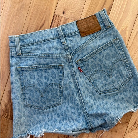 Levi’s Ribcage  Denim Shorts Leopard - Picture 5 of 5